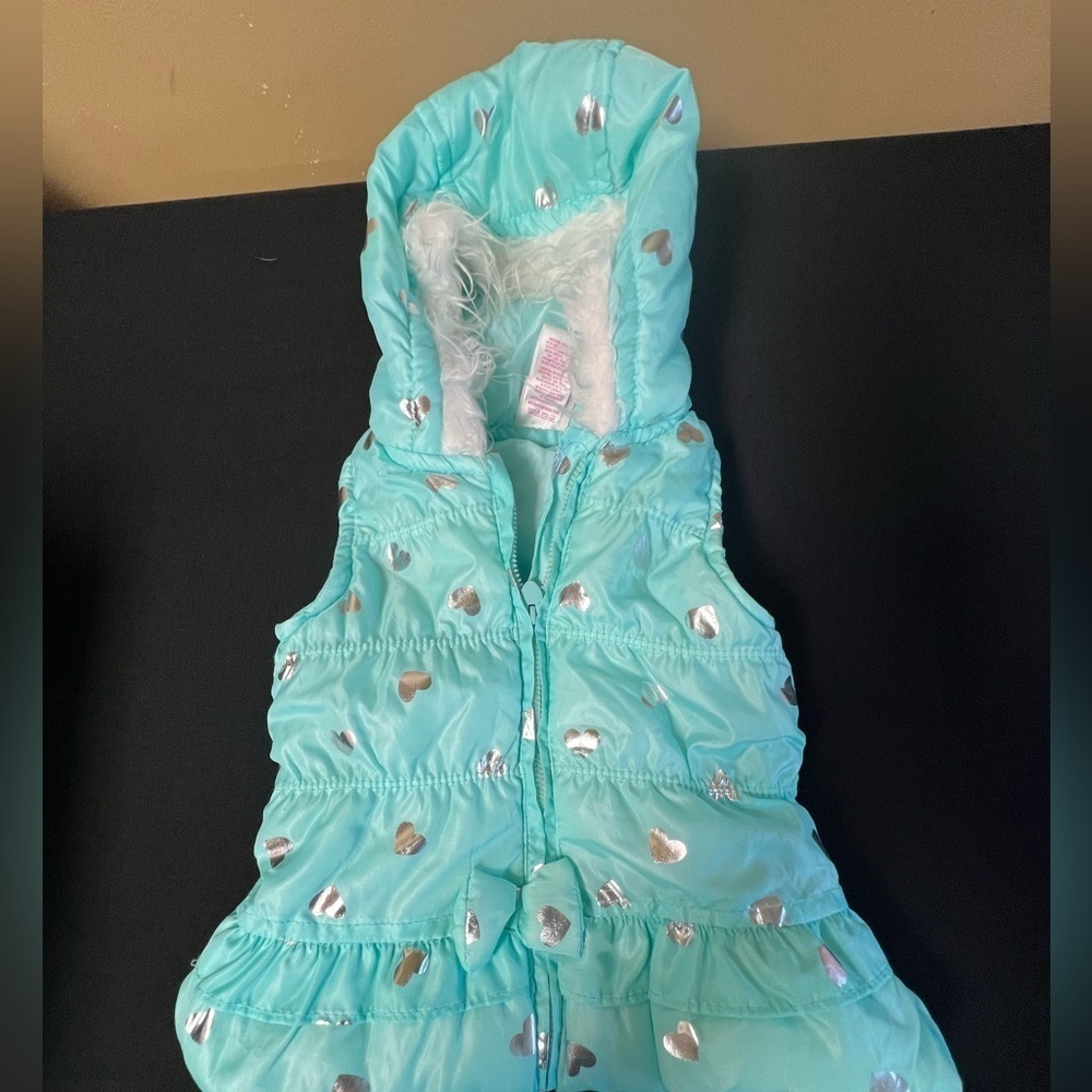NANNETTE KIDS AQUA HOODED FAUX FUR PUFFER VEST WITH SILVER HEARTS. SIZE 4T